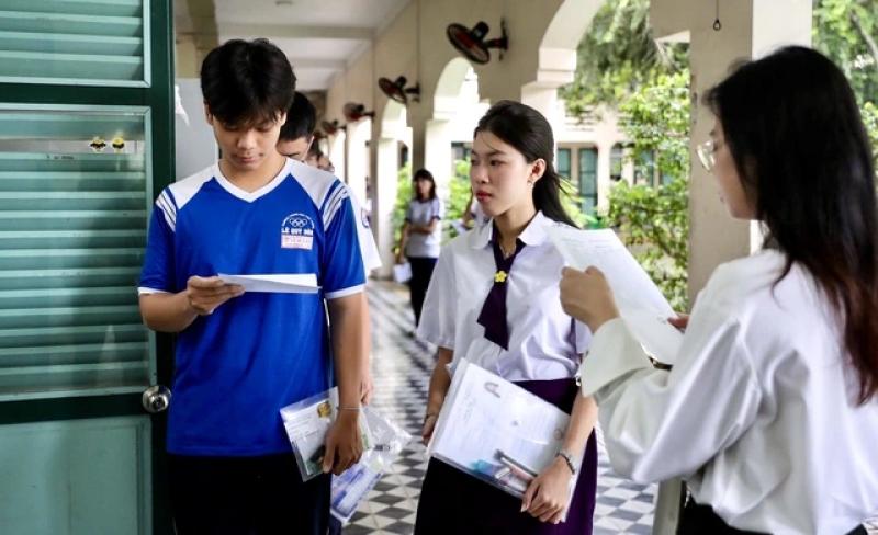 Đề thi tiếng Anh khó, thí sinh IELTS 5.0-6.5 được quy đổi 9-10 điểm, có bất công? - Ảnh 1.