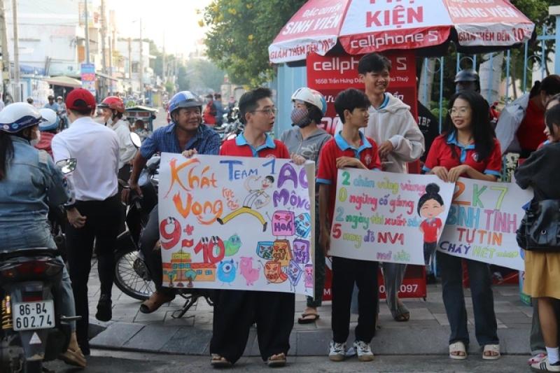 Tiếp sức gen z mùa thi tại Bình Thuận: Bộ đội Phòng không - Không quân hỗ trợ thí sinh - Ảnh 4. Tiếp sức gen z mùa thi tại Bình Thuận: Bộ đội Phòng không - Không quân hỗ trợ thí sinh - Ảnh 4.