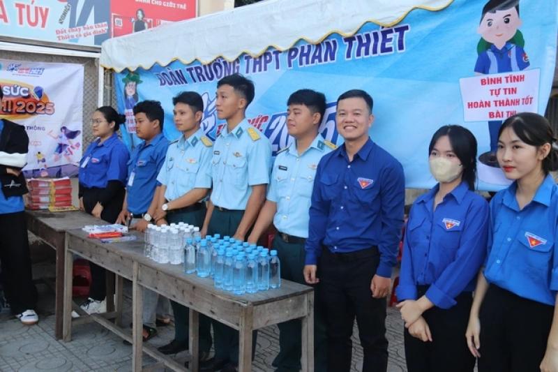 Tiếp sức gen z mùa thi tại Bình Thuận: Bộ đội Phòng không - Không quân hỗ trợ thí sinh - Ảnh 1. Tiếp sức gen z mùa thi tại Bình Thuận: Bộ đội Phòng không - Không quân hỗ trợ thí sinh - Ảnh 1.