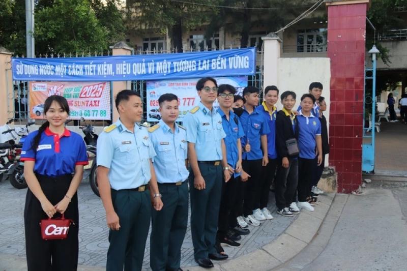 Tiếp sức gen z mùa thi tại Bình Thuận: Bộ đội Phòng không - Không quân hỗ trợ thí sinh - Ảnh 2. Tiếp sức gen z mùa thi tại Bình Thuận: Bộ đội Phòng không - Không quân hỗ trợ thí sinh - Ảnh 2.