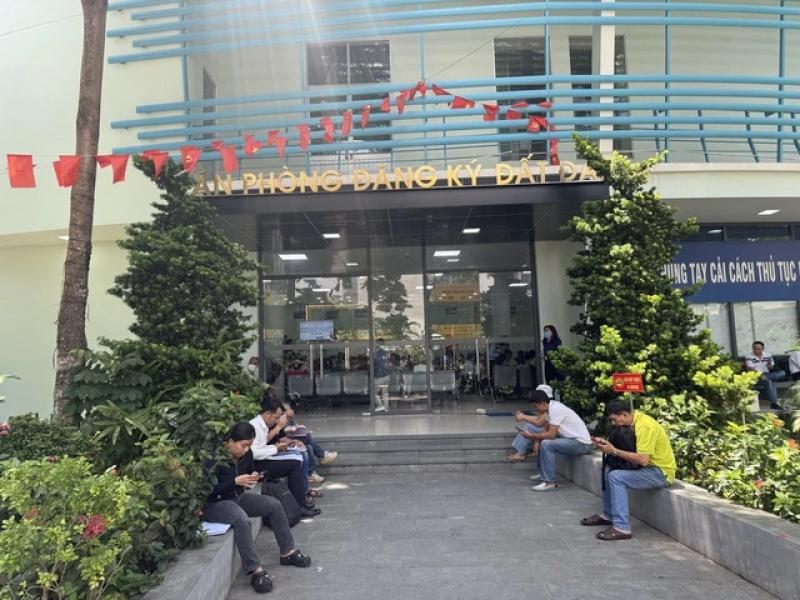 Người dân đổ xô đi làm hồ sơ nhà đất trước ngày vận hành chính quyền 2 cấp- Ảnh 2. Người dân đổ xô đi làm hồ sơ nhà đất trước ngày vận hành chính quyền 2 cấp- Ảnh 2.