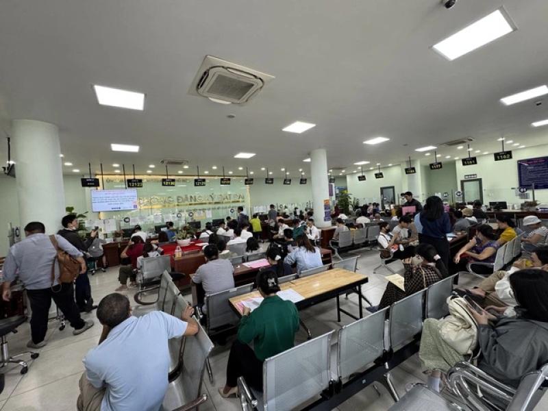 Người dân đổ xô đi làm hồ sơ nhà đất trước ngày vận hành chính quyền 2 cấp- Ảnh 5. Người dân đổ xô đi làm hồ sơ nhà đất trước ngày vận hành chính quyền 2 cấp- Ảnh 5.