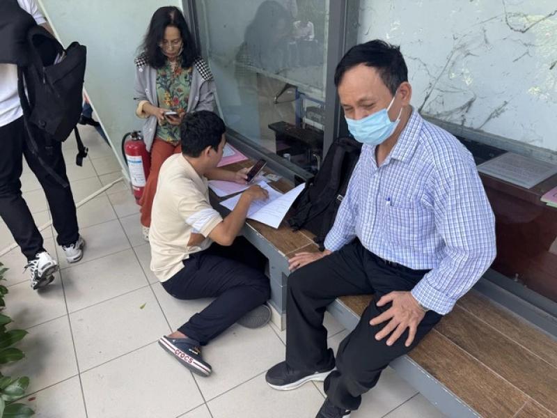 Người dân đổ xô đi làm hồ sơ nhà đất trước ngày vận hành chính quyền 2 cấp- Ảnh 3. Người dân đổ xô đi làm hồ sơ nhà đất trước ngày vận hành chính quyền 2 cấp- Ảnh 3.