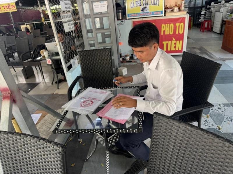 Người dân đổ xô đi làm hồ sơ nhà đất trước ngày vận hành chính quyền 2 cấp- Ảnh 4. Người dân đổ xô đi làm hồ sơ nhà đất trước ngày vận hành chính quyền 2 cấp- Ảnh 4.