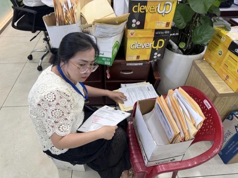 Người dân đổ xô đi làm hồ sơ nhà đất trước ngày vận hành chính quyền 2 cấp- Ảnh 7. Người dân đổ xô đi làm hồ sơ nhà đất trước ngày vận hành chính quyền 2 cấp- Ảnh 7.