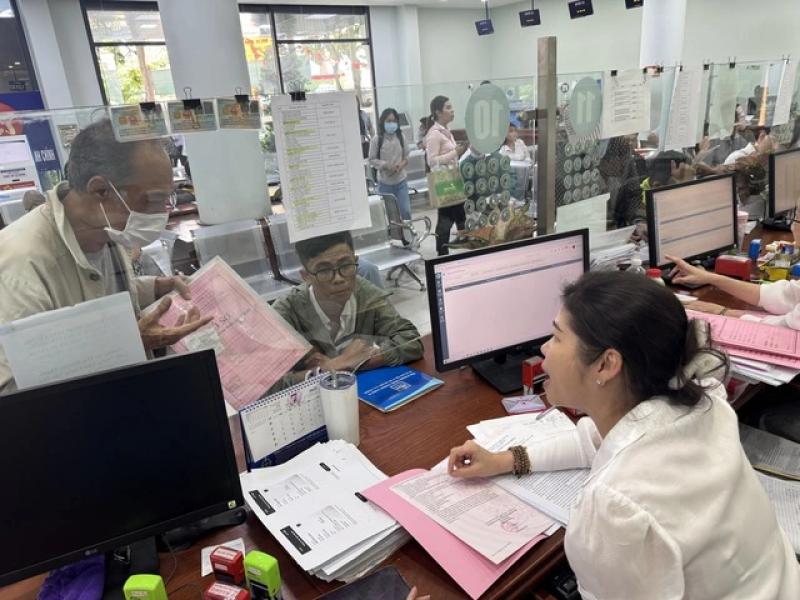 Người dân đổ xô đi làm hồ sơ nhà đất trước ngày vận hành chính quyền 2 cấp- Ảnh 6. Người dân đổ xô đi làm hồ sơ nhà đất trước ngày vận hành chính quyền 2 cấp- Ảnh 6.