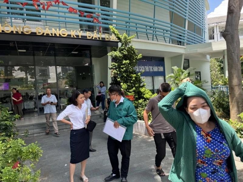 Người dân đổ xô đi làm hồ sơ nhà đất trước ngày vận hành chính quyền 2 cấp- Ảnh 8. Người dân đổ xô đi làm hồ sơ nhà đất trước ngày vận hành chính quyền 2 cấp- Ảnh 8.