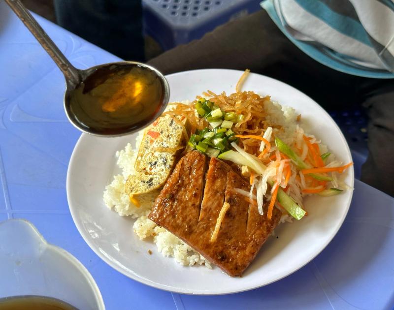 Độc lạ quán chay TP.HCM: Chủ quán bán giá 'gì kỳ', 1 - 2 tiếng hết sạch - Ảnh 4.
