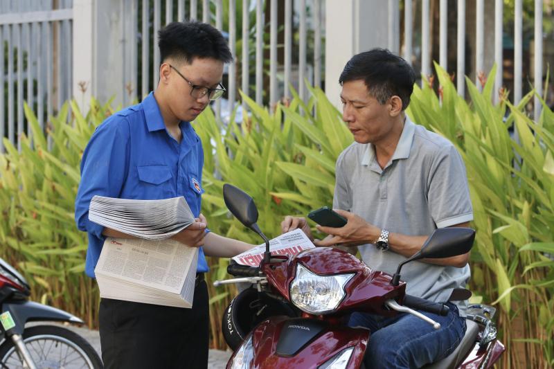 Phụ huynh 'đứng ngồi không yên' ở vỉa hè chờ con thi tốt nghiệp THPT- Ảnh 8.