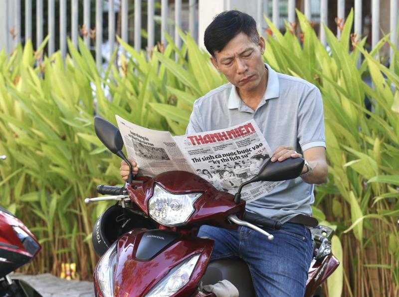 Phụ huynh 'đứng ngồi không yên' ở vỉa hè chờ con thi tốt nghiệp THPT- Ảnh 6.