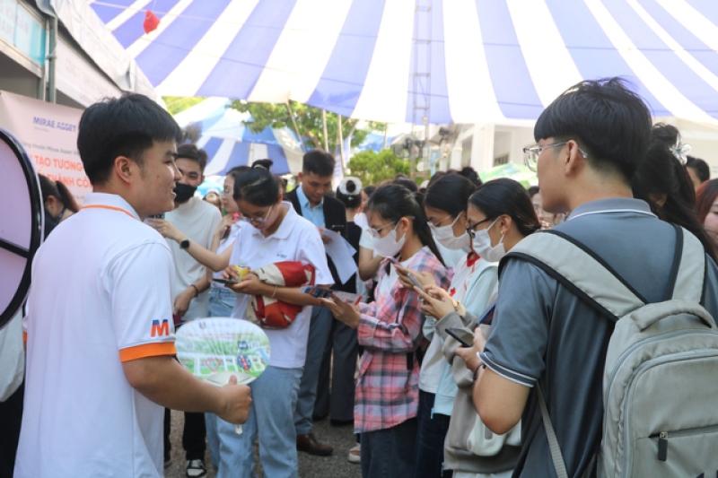 Hơn 20.000 sinh viên tham gia ngày hội việc làm về nhân lực số và AI- Ảnh 1. Hơn 20.000 sinh viên tham gia ngày hội việc làm về nhân lực số và AI- Ảnh 1.