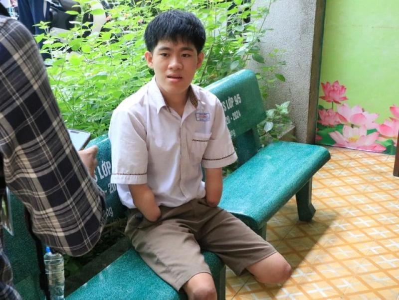 Tình nguyện viên cõng thí sinh mất tay, chân đi thi tốt nghiệp THPT 2025 - Ảnh 4.