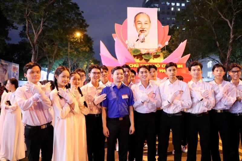  Anh Nguyễn Minh Triết thăm thanh niên, thiếu nhi tham gia diễu binh, diễu hành- Ảnh 1.