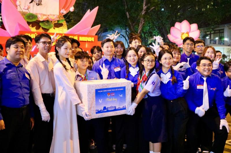  Anh Nguyễn Minh Triết thăm thanh niên, thiếu nhi tham gia diễu binh, diễu hành- Ảnh 2.