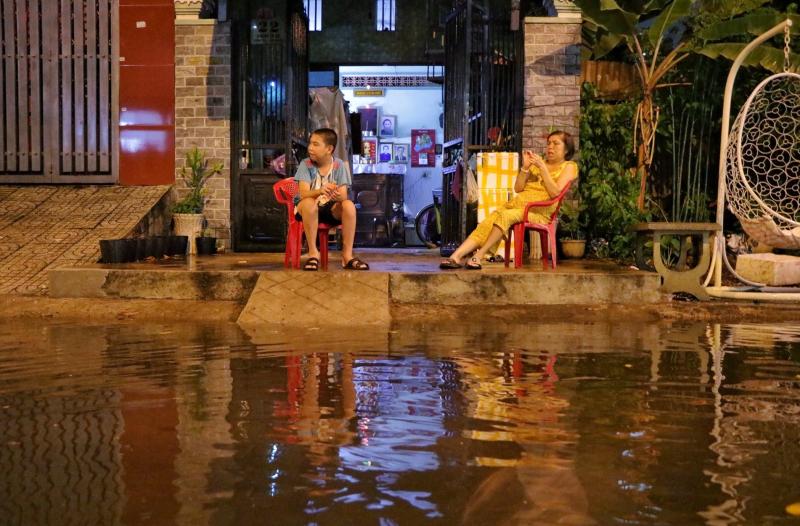 Tối nay TP.HCM có mưa: Khu dân cư, chợ lênh láng nước đen ngòm - Ảnh 5.