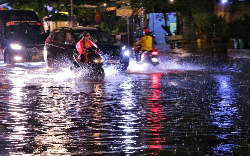Tối nay TP.HCM có mưa: Khu dân cư, chợ lênh láng nước đen ngòm - Ảnh 1.