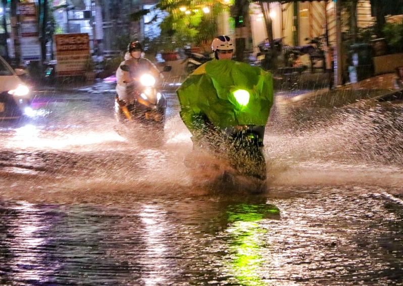 Tối nay TP.HCM có mưa: Khu dân cư, chợ lênh láng nước đen ngòm - Ảnh 8.