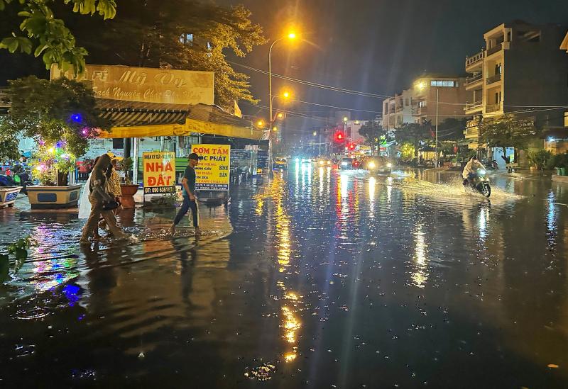 Tối nay TP.HCM có mưa: Khu dân cư, chợ lênh láng nước đen ngòm - Ảnh 7.