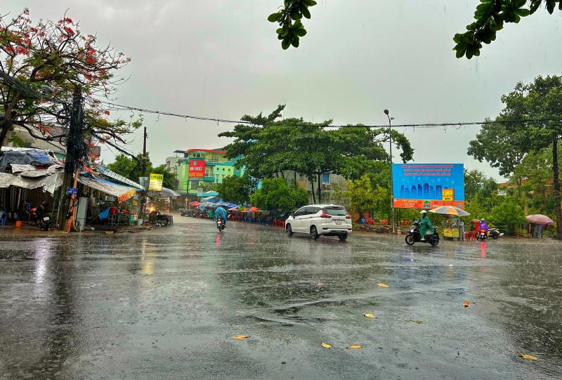 TP.HCM đón trận mưa lớn nhất từ đầu năm đến nay: Bất ngờ ở những 'rốn ngập'- Ảnh 10.