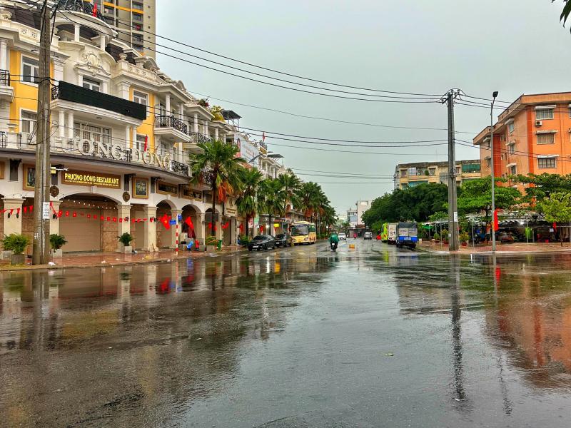 TP.HCM đón trận mưa lớn nhất từ đầu năm đến nay: Bất ngờ ở những 'rốn ngập'- Ảnh 6.