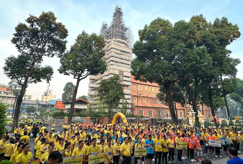 Sáng cuối tuần, đông nghẹt người đổ về Bưu điện trung tâm TP.HCM chạy bộ - Ảnh 1.