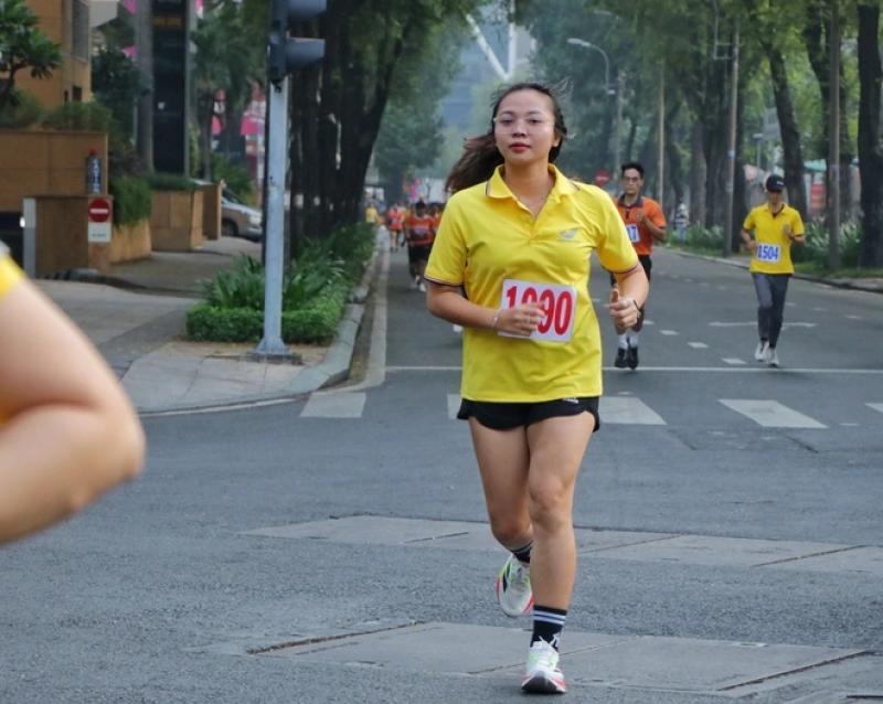 Sáng cuối tuần, đông nghẹt người đổ về Bưu điện trung tâm TP.HCM chạy bộ - Ảnh 12.