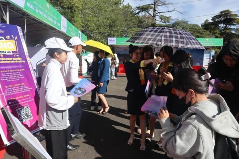 Hàng ngàn sinh viên đến với ngày hội việc làm – DLU Job Fair 2025 - Ảnh 6. Hàng ngàn sinh viên đến với ngày hội việc làm – DLU Job Fair 2025 - Ảnh 6.
