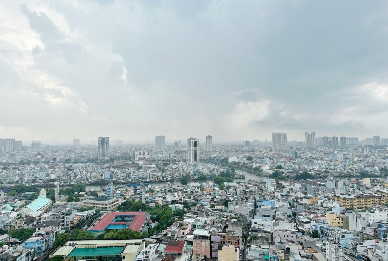 Chiều nay TP.HCM mưa như trút nước: Tiểu thương ế ẩm, tát nước tràn vào sạp - Ảnh 1.