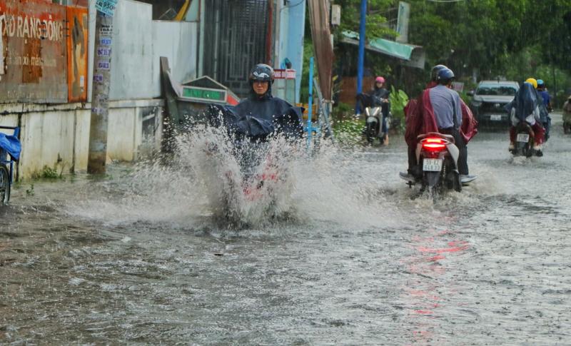 Chiều nay TP.HCM mưa như trút nước: Tiểu thương ế ẩm, tát nước tràn vào sạp - Ảnh 2.