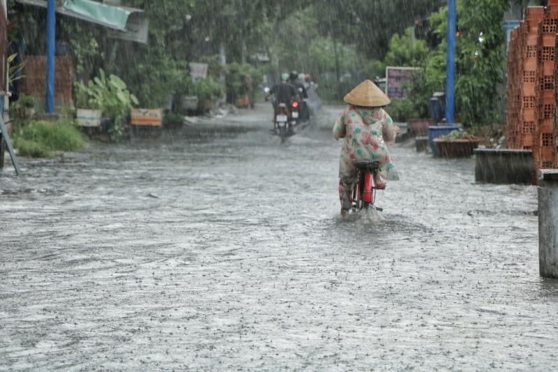 Chiều nay TP.HCM mưa như trút nước: Tiểu thương ế ẩm, tát nước tràn vào sạp - Ảnh 9.