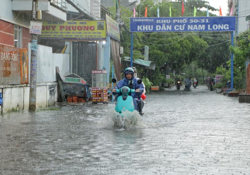 Chiều nay TP.HCM mưa như trút nước: Tiểu thương ế ẩm, tát nước tràn vào sạp - Ảnh 3.