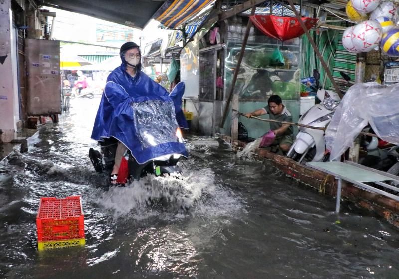 Chiều nay TP.HCM mưa như trút nước: Tiểu thương ế ẩm, tát nước tràn vào sạp - Ảnh 8.