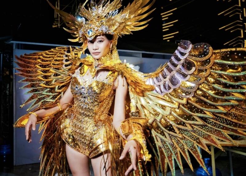 Từ phụ bán cơm đến nhà thiết kế chiến thắng Miss Cosmo Vietnam 2025 - Ảnh 2.