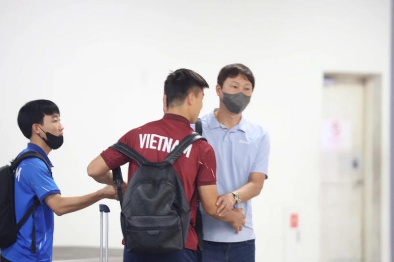Đội tuyển Việt Nam trầm lắng về nước sau nỗi buồn thất bại, HLV Kim Sang-sik vỗ về học trò- Ảnh 1.