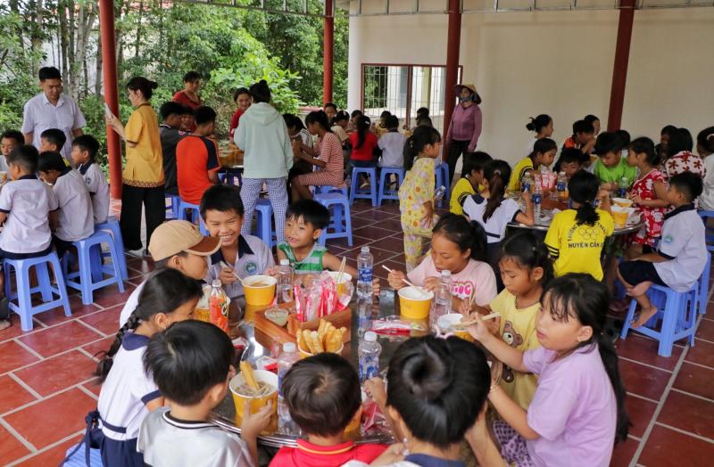 Quốc tế thiếu nhi trên đảo Thiềng Liềng với 170 tô phở ấm lòng trẻ thơ - Ảnh 1. Quốc tế thiếu nhi trên đảo Thiềng Liềng với 170 tô phở ấm lòng trẻ thơ - Ảnh 1.