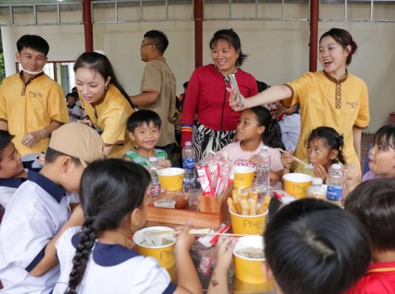 Quốc tế thiếu nhi trên đảo Thiềng Liềng với 170 tô phở ấm lòng trẻ thơ - Ảnh 12. Quốc tế thiếu nhi trên đảo Thiềng Liềng với 170 tô phở ấm lòng trẻ thơ - Ảnh 12.