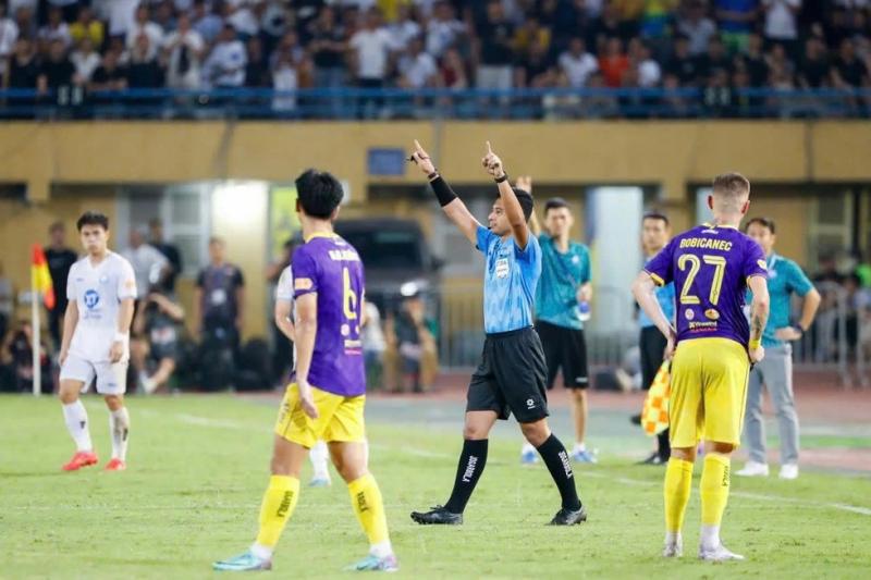 V-League vòng ‘hồi hộp’: Sóng gió miền Trung, khó lường cuộc chiến tay ba- Ảnh 3.
