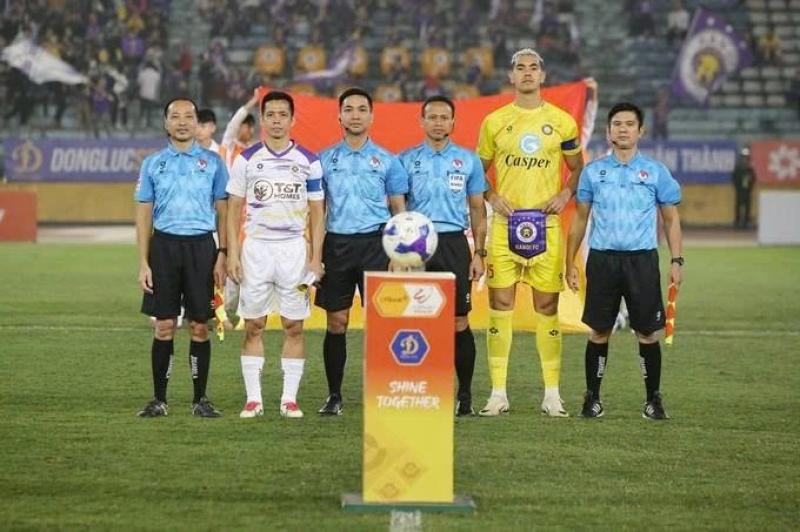 Hai trọng tài Malaysia bắt hai trận nóng nhất vòng cuối V-League: Chứng kiến nước mắt đội xuống hạng- Ảnh 3. Hai trọng tài Malaysia bắt hai trận nóng nhất vòng cuối V-League: Chứng kiến nước mắt đội xuống hạng- Ảnh 3.