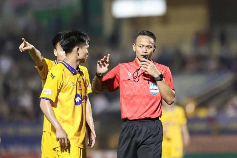 V-League vòng ‘hồi hộp’: Sóng gió miền Trung, khó lường cuộc chiến tay ba- Ảnh 2.
