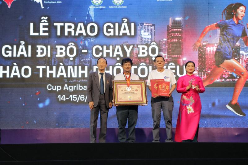 Giải chạy ở TP.HCM xác lập Kỷ lục Việt Nam: PV Báo Thanh Niên đạt giải nhất - Ảnh 5.