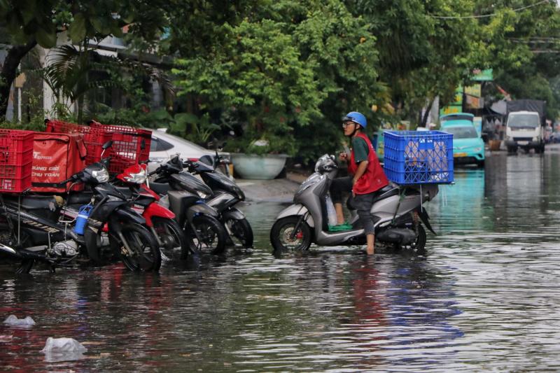 Chiều nay thời tiết TP.HCM có mưa trắng trời: Người dân bì bõm lội nước đen ngòm - Ảnh 6. Chiều nay thời tiết TP.HCM có mưa trắng trời: Người dân bì bõm lội nước đen ngòm - Ảnh 6.