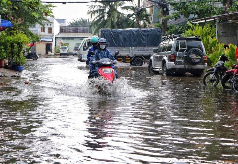 Chiều nay thời tiết TP.HCM có mưa trắng trời: Người dân bì bõm lội nước đen ngòm - Ảnh 3. Chiều nay thời tiết TP.HCM có mưa trắng trời: Người dân bì bõm lội nước đen ngòm - Ảnh 3.