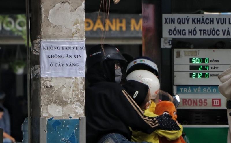 Cấm cửa người bán hàng rong, vé số: Chủ quán, dịch vụ ở TP.HCM nên hay không? - Ảnh 1.