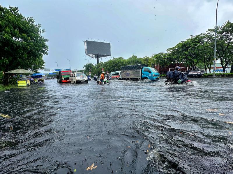 TP.HCM có mưa lớn xối xả giữa trưa: Đường ngập, người dân 'vật lộn' giữa biển nước - Ảnh 2.