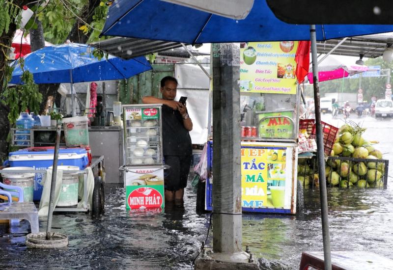 TP.HCM có mưa lớn xối xả giữa trưa: Đường ngập, người dân 'vật lộn' giữa biển nước - Ảnh 6.