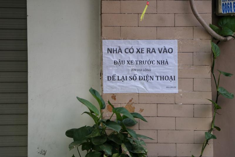Bảng thông báo cho người đậu xe trước nhà ở TP.HCM gây sốt: Nội dung là gì? - Ảnh 1.