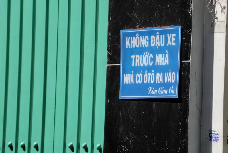 Bảng thông báo cho người đậu xe trước nhà ở TP.HCM gây sốt: Nội dung là gì? - Ảnh 3.