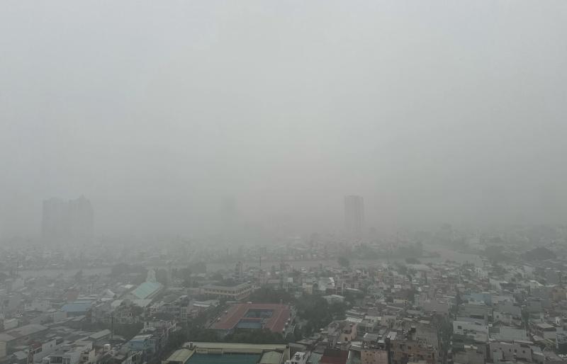 TP.HCM có mưa rất to chiều nay: Nước ngập gần hết bánh xe, người dân 'vượt sóng'- Ảnh 3. TP.HCM có mưa rất to chiều nay: Nước ngập gần hết bánh xe, người dân 'vượt sóng'- Ảnh 3.