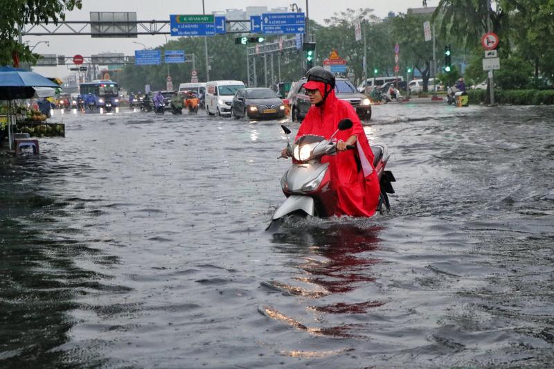 TP.HCM có mưa rất to chiều nay: Nước ngập gần hết bánh xe, người dân 'vượt sóng'- Ảnh 4. TP.HCM có mưa rất to chiều nay: Nước ngập gần hết bánh xe, người dân 'vượt sóng'- Ảnh 4.