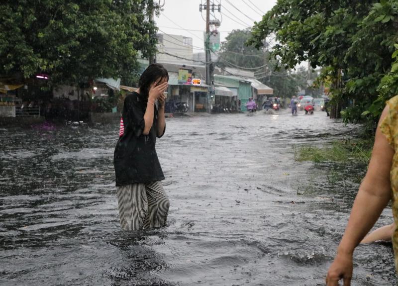 TP.HCM có mưa rất to chiều nay: Nước ngập gần hết bánh xe, người dân 'vượt sóng'- Ảnh 7. TP.HCM có mưa rất to chiều nay: Nước ngập gần hết bánh xe, người dân 'vượt sóng'- Ảnh 7.